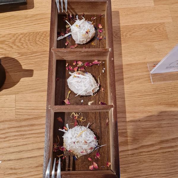 Kokos-Dessert mit essbaren Blüten – Gästefoto