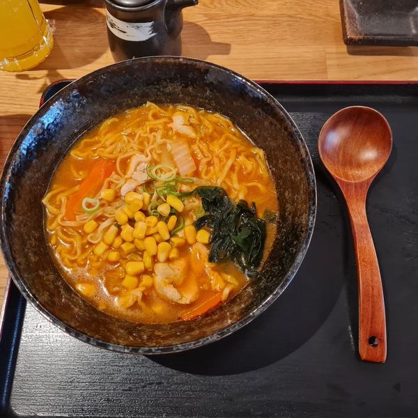 Ramen mit Mais und Frühlingszwiebeln – Gästefoto