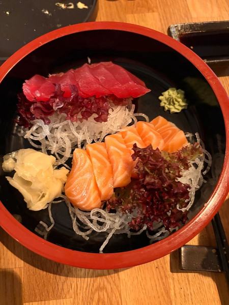 Sashimi-Teller mit Thunfisch und Lachs – Gästefoto