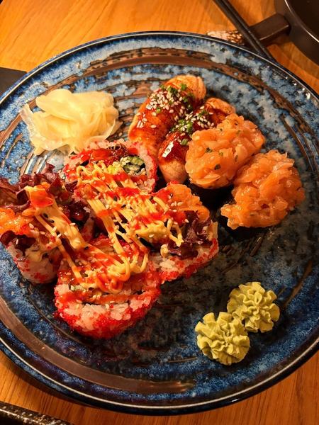 Sushi-Teller mit Spicy Roll und Lachs-Nigiri – Gästefoto