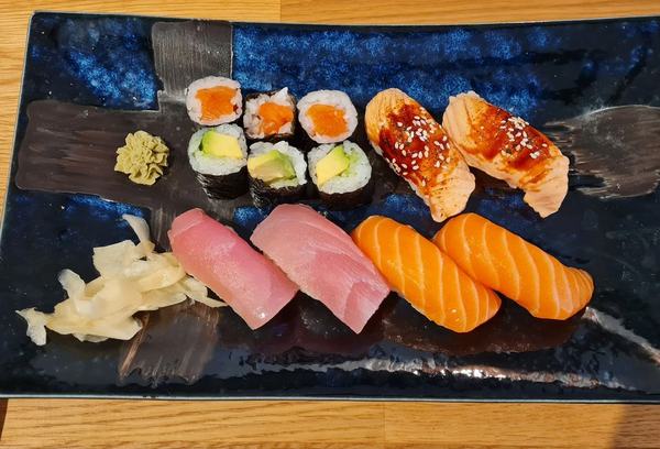 Sushi- und Sashimi-Teller – Gästefoto